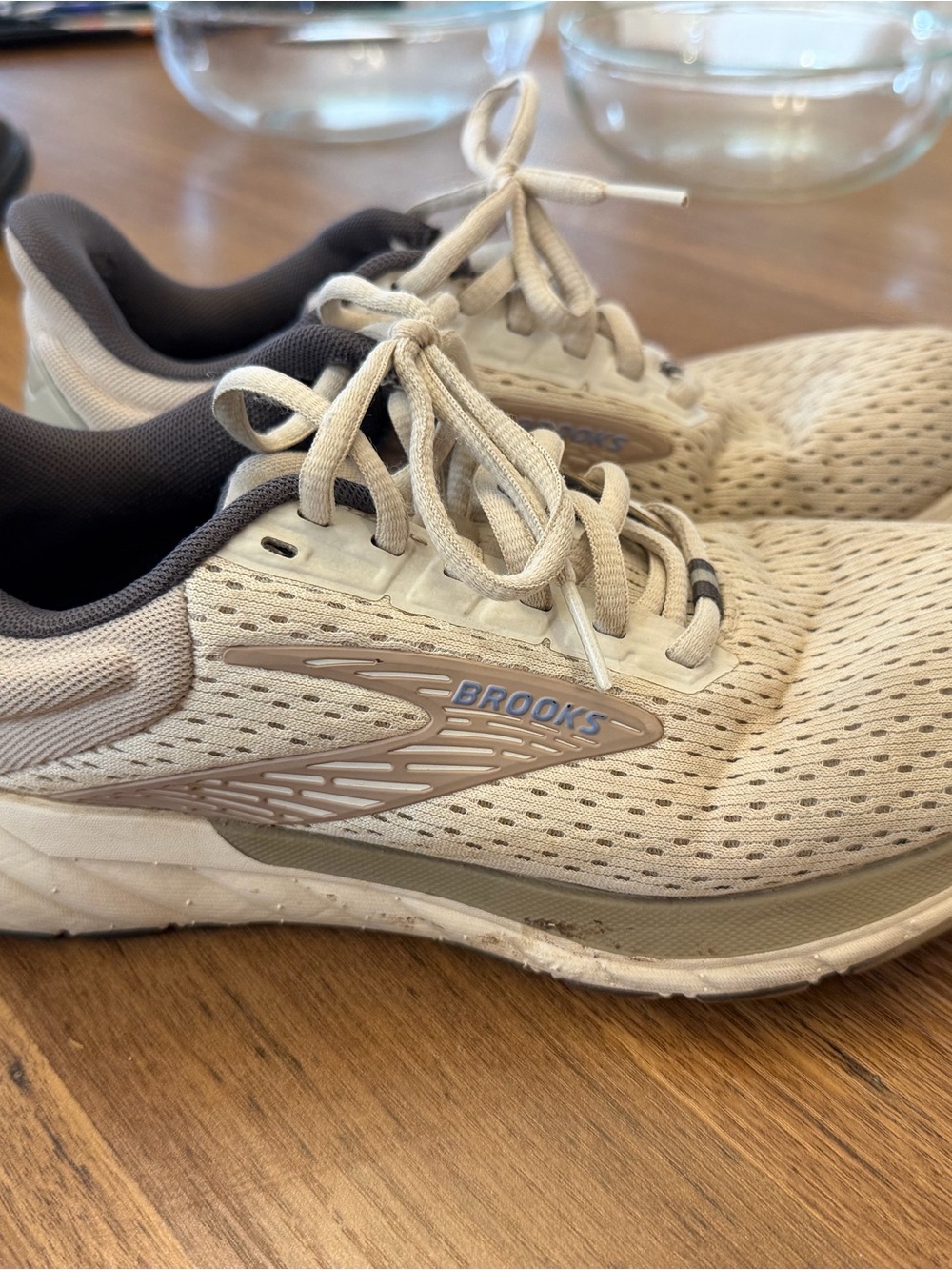 Brooks Running Shoes in Light Beige Size 6.5